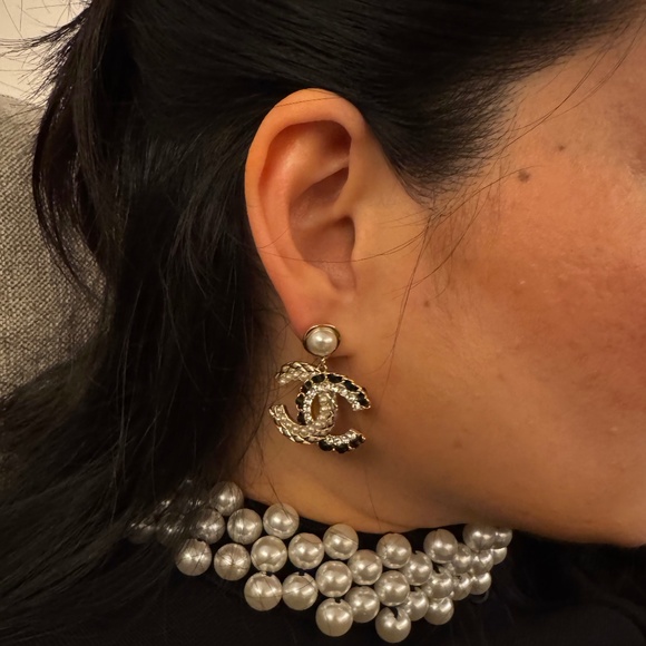 Super Rare Classic Chanel CC Logo Leather, Pearl & Crystal Drop Gold Earrings - Picture 4 of 4